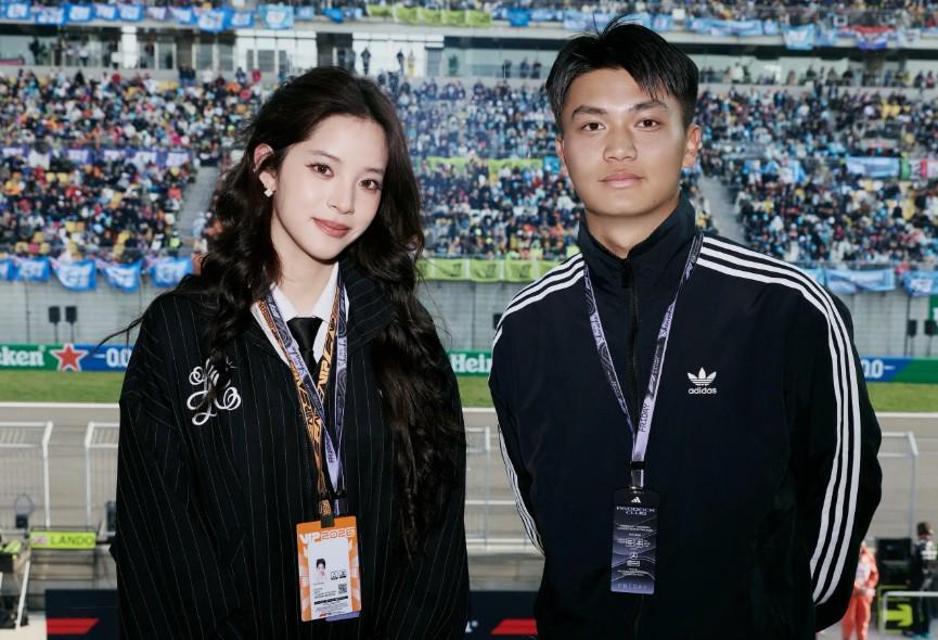 天天盈球-蒯纪闻和杨希现场观看F1中国大奖赛，并与欧阳娜娜合照